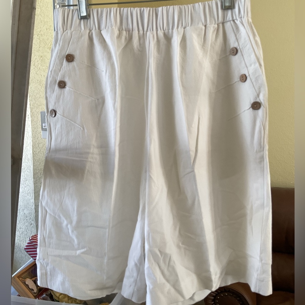 White Button-Detail Wide Leg Shorts With Front Pockets